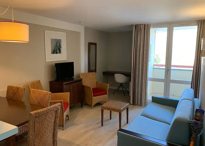T2 au cœur du parc équestre avec piscine et tennis